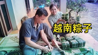 越南春姐在家自己包粽子，过年的味道不能少. cả nhà cùng nhau gói bánh tết.