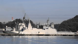 R4.3.27 護衛艦「いずも」と護衛艦「くまの」の艦首旗、自衛艦旗掲揚！