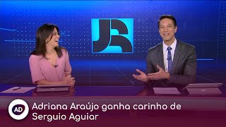 Adriana Araújo ganha carinho de Sergio Aguiar, ao vivo, no 'JR'