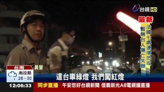 碰!酒駕男闖紅燈警巡邏挨撞空中翻滾