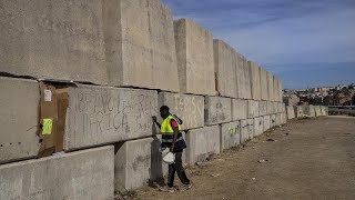 Ceuta utcáin alszanak a határsértők