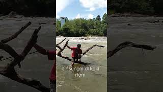 suasana musim kemarau sungai riam anak kapuas di kalimantan.