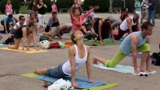 Yoga flash mob in Vienna: with comments