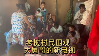 中国女婿开车去给老挝大舅哥一家，家里挤满了邻居坐等看电视…