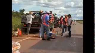 Índios cobram pedágio e fazem operação para tapar buracos em rodovia