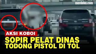 AROGAN! Sopir Mobil Pelat Dinas Todongkan Pistol, Kesal Menyalip Dihalangi