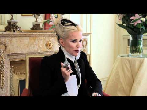 Who is Daphne Guinness mother?