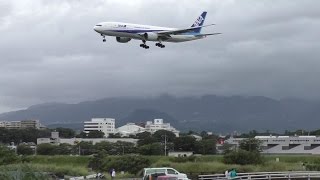 2014.10.13台風19号,大阪空港(伊丹),強風旋回,逆滑走路着陸,緊迫のﾎﾞｰｲﾝｸﾞ777(B-777)14R着陸