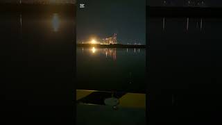 オレンジ色の光と夜の海