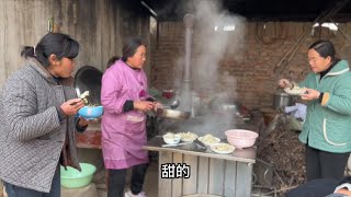 清香家改善生活吃饺子，吃三轮包三轮一共三锅，奶奶烧火白雪掌勺