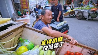 西红柿卖出名了嘛？连顾客都帮忙推荐宣传，老爸全程自信的笑容！