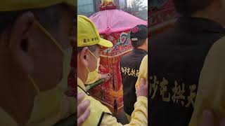 2023/2/12 白沙屯媽祖經過苑裡慈和宮，打完招呼繼續趕路 近距離見到粉紅超跑 白沙屯媽祖 白沙屯拱天宮 白沙屯媽祖進香