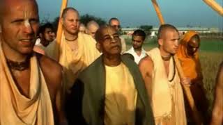 Prabhupada 0650 આ કૃષ્ણ ભાવનામૃતના પૂર્ણ યોગથી આ બંધનમાથી બહાર નીકળો