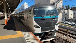 E257系2000番台NA-04編成　特急踊り子7号伊豆急下田行きが熱海駅をジョイント音たてて発車するシーン