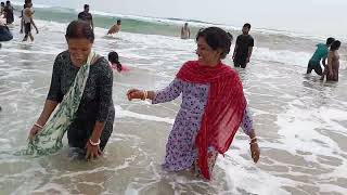 পুরির সমুদ্রে স্নান করার মজাই আলাদা -puri sea beach🏖