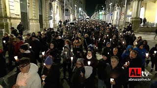 L'abbraccio di Lanciano ad Andrea Prospero: un lungo corteo illuminato dalle fiaccole