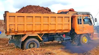 Dump Truk FUSO Jumbo NYARIS AMBLAS Parah Saat JOMPLANG Muatan TANAH Full Bak Menggunung Di Lokasi