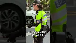 兔子警官劝导行人戴头盔，声音好听，服务到位 #警察 #police#李语蔚