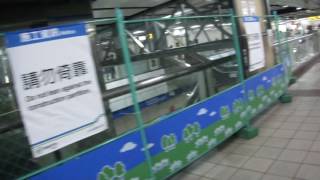 台北捷運BL14忠孝新生站靠近月台電梯旁的施工橋中間