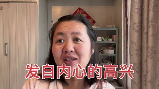 东北农村火炕温度高，给二宝垫上面板睡觉，广西媳妇笑容满面唠嗑