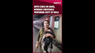 New Delhi Railway Station | With Child In Hand, This Woman Constable Performs Duty At NDLS