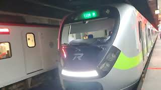 408次樹林發車開往台東的超優質直達EMU3000型十二輛編組EMU3012皮蛋豆腐騰雲號紅色帶新城際自強號列車，1129次基隆發車開往北湖的銀綠色微笑號EMU900型十輛一編組EMU907區間車