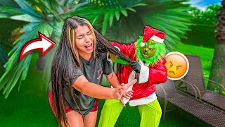 O GRINCH MALVADO PUXOU O CABELO DA LARISSA E MACHUCOU ELA!!