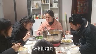 白雪封村在家吃火锅，清香帮忙找食材，一会弄了一大桌，真得劲！