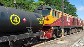 รถไฟไทย GEA 4552 ทำขบวนรถสินค้าน้ำมันดิบที่ 631 ผ่านสถานีรถไฟพิจิตร