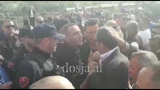 Dosja.al - Rama pritet me protesta në Cërrik, qytetarët përplasen me policinë