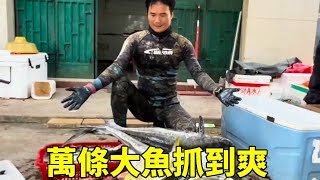 A Feng dived 20 meters without oxygen to catch fish  and the next second he met a school of fish. T