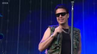 The Strokes (TRSMT 2022) - an improvised song about a broken amp almost "sounding like Maroon 5"