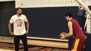 Mehmet Okur, Cedi Osman'a tecrübelerini aktarıyor 👊🇹🇷