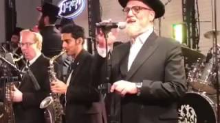 Freilach band intro ft michoel schnitzler and yedidem chior