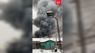 В районе трёх вокзалов в Москве горит складское здание.