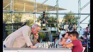 Ο Garry Kasparov παίζει σκάκι με τη νέα γενιά της Ελλάδας