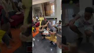 Les pas de danse de Aicha Seck avec les enfants de Wally Seck