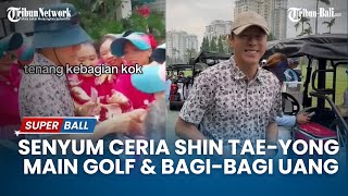 Kocaknya Momen Shin Tae-yong Santai Bagi-bagi Duit Saat Golf