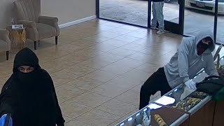 Four suspects wanted after robbing jewelry store at gunpoint in Fresno, CA