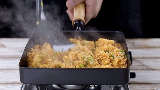 【1mintips】醬油炒飯好吃的秘訣：把飯攤平最快乾！！平鍋炒飯最快乾爽，加上醬料輕壓快炒，每一顆米飯都吃得到醬香！！四種醬炒飯，媲美鐵板炒飯，必收藏！！