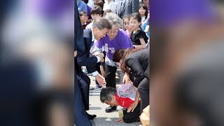 밀양송전탑 반대 할머니, 문 대통령에게 큰절 / 연합뉴스TV (YonhapnewsTV)