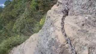 妙高山登山　鎖場の途中の風景