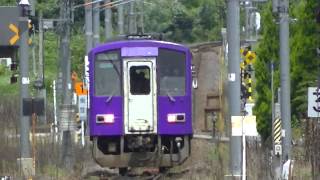 関西本線　加茂駅にキハ１２０形　車両が到着します