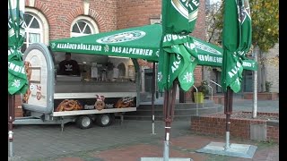 Verkaufswagen vor dem Wirtshaus am Markt