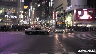 悪夢ちゃん宣伝トラックと、緊急走行するパトカー＠渋谷スクランブル交差点