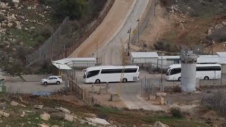 Convoy of buses leaves Ofer prison carrying Palestinian prisoners to inside the West Bank