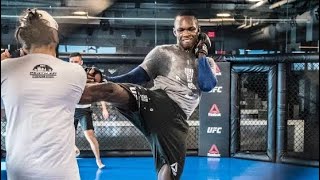 UFCミドル級王者イスラエル・アデサニヤのミット打ち