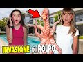 Un POLPO Gigante mi ha PUNTO! LETIZIA È STATA PUNTA da un POLPO ENTRATO di NASCOSTO in PISCINA