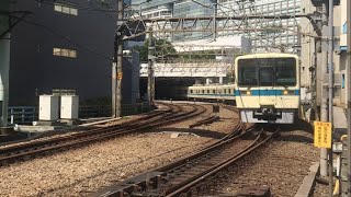 小田急8000形　新宿2号踏切通過