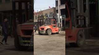 How does a GOODSENSE 10ton diesel forklift lift and move heavy metal goods in a factory?